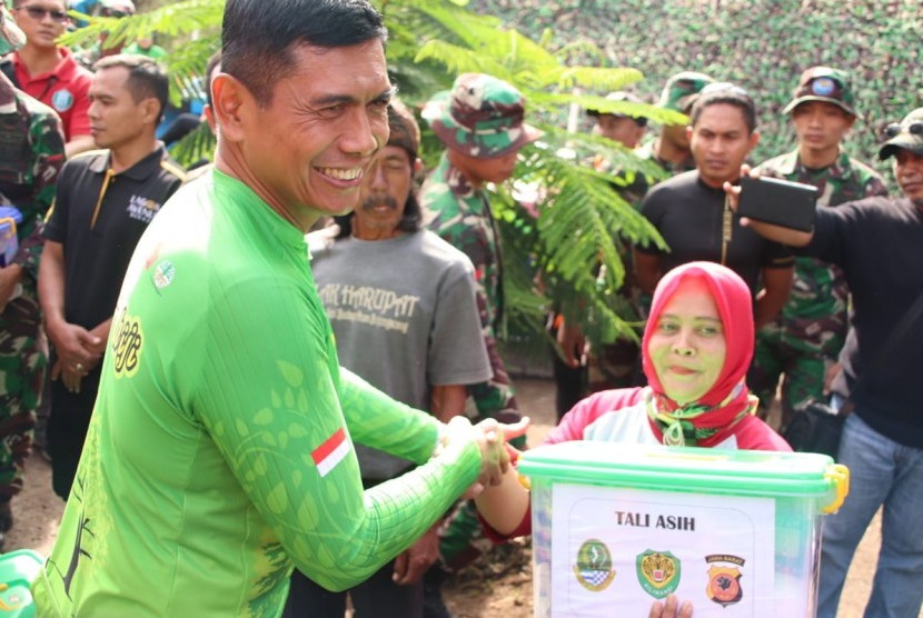 Kapolda Jabar, Irjen Pol Rudy Supahriadi melakukan bakti sosial dan penanaman pohon di Jembatan Biru Taman Edukasi Citarum Hatum, Kecamatan Dayeuhkolot, Kab Bandung.