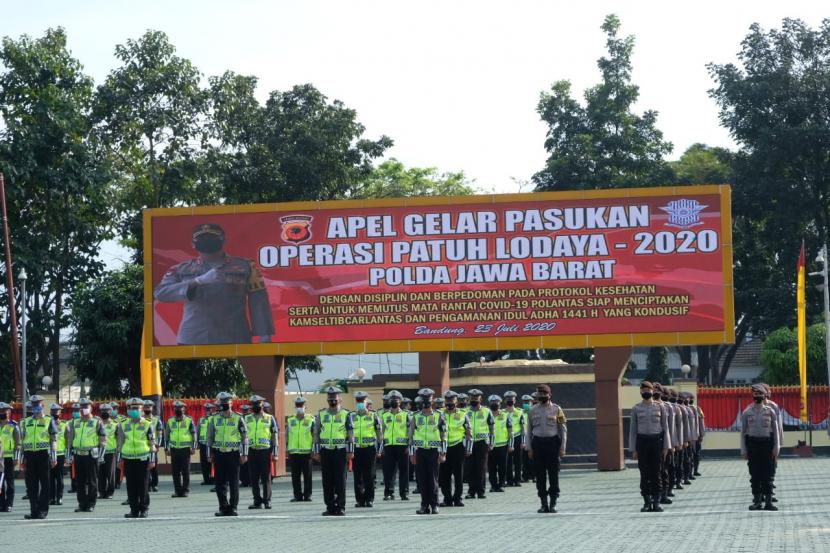 Kapolda Jabar, Irjen Pol Rudy Supahriadi memimpin apel gelar pasukan Oparasi Patuh Lodaya 2020.