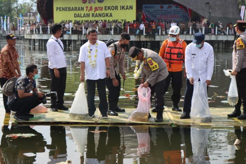 Kapolda Jabar, Irjen Pol Suntana, melakukan penebaran ikan tawar di Situ Bagendit Kabupaten Garut, Rabu (22/6/2022). Kegiatan itu juga memecahkan rekor MURI dengan jumlah benih ikan yang ditebar sebanyak 7,6 juta ekor. 