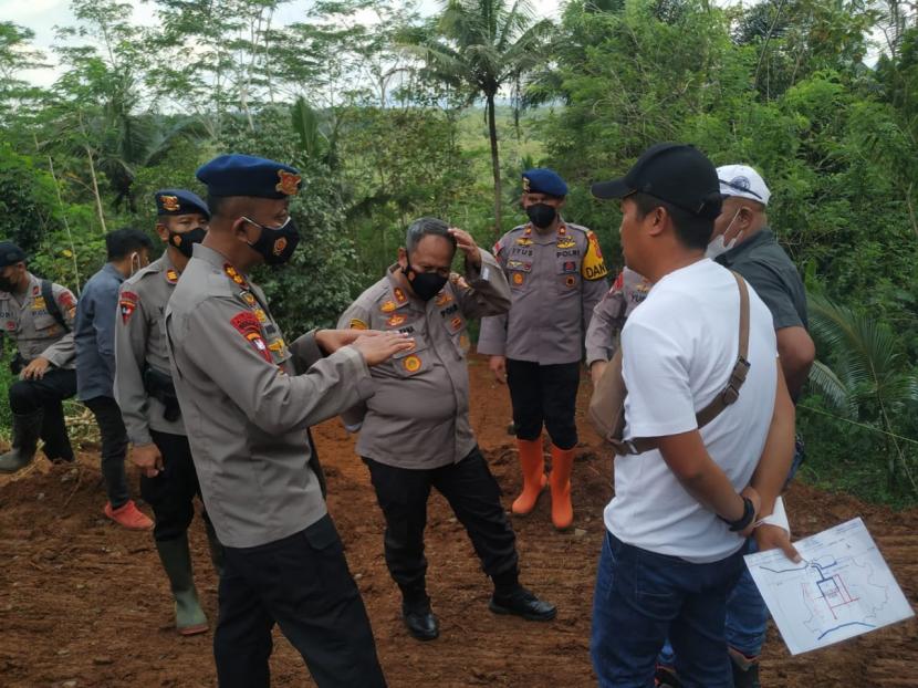Kapolda Jabar Irjen Pol Suntana meninjau progres pembangunan Mako Batalyon D Brimob Polda Jabar di Kecamatan Cineam, Kabupaten Tasikmalaya, Rabu (16/2/2022).