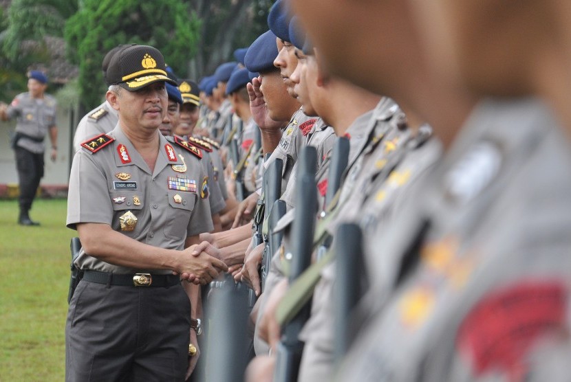 Kapolda Jateng Irjen Condro Kirono menyalami anggota Brimob yang akan diberangkatkan ke Jakarta.