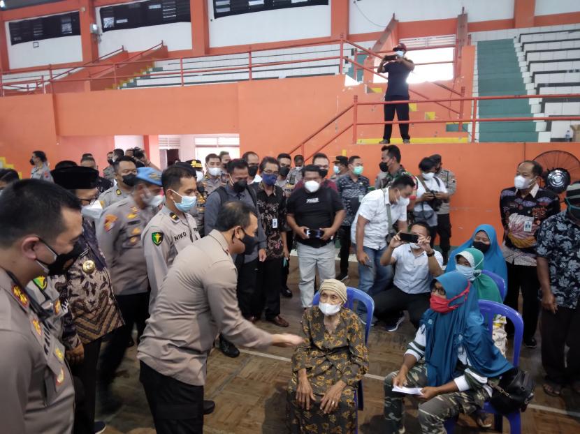 Kapolda Jateng Irjen Pol Achmad Luthfi saat memantau langsung pelaksanaan vaksinasi di GOR Satria Purwokerto.  