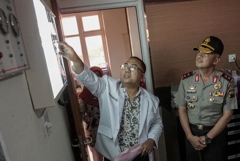 Kapolda Jateng Irjen Pol Condro Kirono (kanan), mendapatkan penjelasan mengenai luka-luka korban penyerangan polisi, di Pusat Geriatri RSUD Margono Soekarjo Purwokerto, Banyumas, Jawa Tengah, Rabu (12/4).