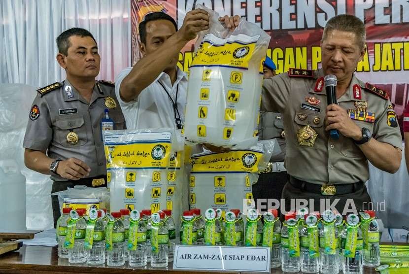 Kapolda Jateng Irjen Pol Condro Kirono (kanan) menunjukkan barang bukti air zamzam palsu dalam kemasan bermerek Al-Lattul Water saat gelar kasus tersebut di Semarang, Jawa Tengah, Rabu (8/8). 