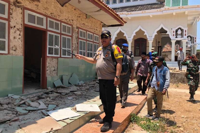 Kapolda Jatim Irjen Pol Luki Hermawan, Gubernur Jatim Soekarwo, dan Pangdam V/ Brawijaya, Mayjen TNI Arif Rahman meninjau kerusakan gempa di Pulau Sapudi, Sumenep, Madura, Kamis (11/10).