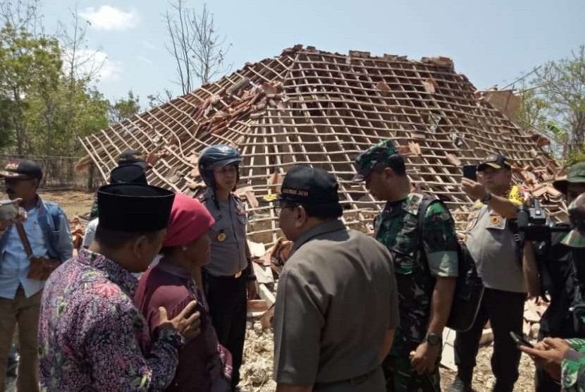 Kapolda Jatim Irjen Pol Luki Hermawan, Gubernur Jatim Soekarwo, dan Pangdam V/ Brawijaya, Mayjen TNI Arif Rahman meninjau kerusakan gempa di Pulau Sapudi, Sumenep, Madura, Kamis (11/10).