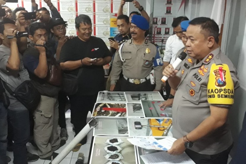 Kapolda Jatim Irjen Pol Luki Hermawan menunjukkan barang bukti penyebab amblesnya Jalan Raya Gubeng Surabaya. 