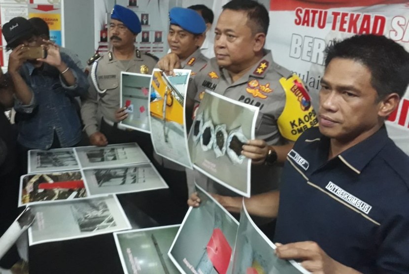 Kapolda Jatim Irjen Pol Luki Hermawan menunjukkan barang bukti penyebab amblesnya Jalan Raya Gubeng Surabaya. 