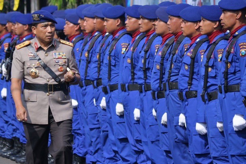 Kapolda Jatim Irjen Pol Machfud Arifin (kiri) memeriksa barisan personel saat upacara HUT Ke-67 Kepolisian Air dan Udara (Poliarud), di Polairud Polda Jatim, Surabaya, Jawa Timur, Selasa (5/12).