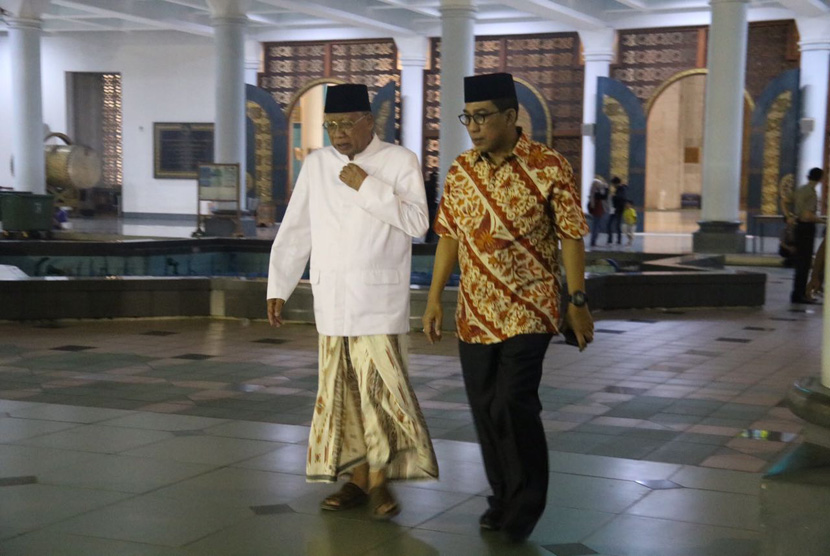 East Java Police Chief, General Inspector Machfud Arifin met with the Chairman of East Java Ulema Council (MUI Jawa Timur), KH Abdussomad Buchori, to explain about ulemas profiling, Saturday (Feb 4) night, at al-Akbar national mosque, Surabaya, East Java.