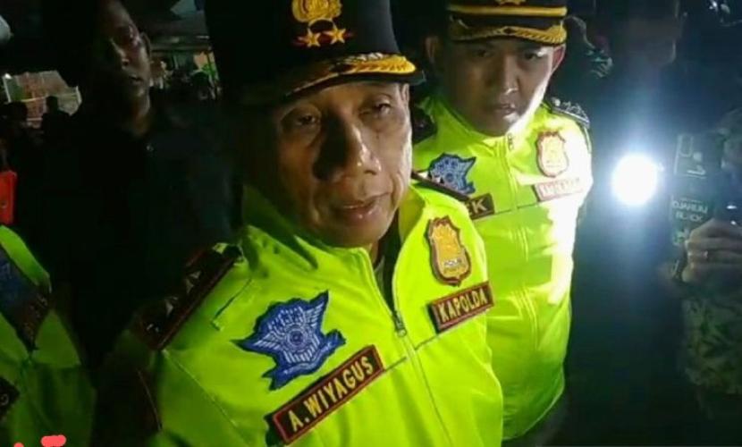 Kapolda Jawa Barat Irjen Akhmad Wiyagus saat meninjau lokasi kecelakaan di jalan raya Desa Palasari, Kecamatan Ciater, Subang, Sabtu (11/5/2024) malam WIB.