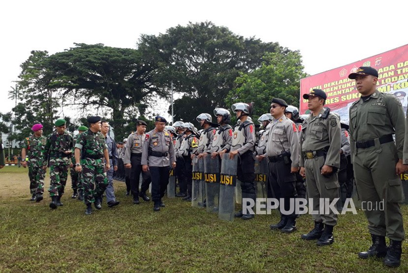 Kapolda Jawa Barat Irjen Pol Agung Budi Maryoto mengecek personel pengamanan dalam apel pilkada damai di Lapangan Merdeka Kota Sukabumi, Jumat (2/2).