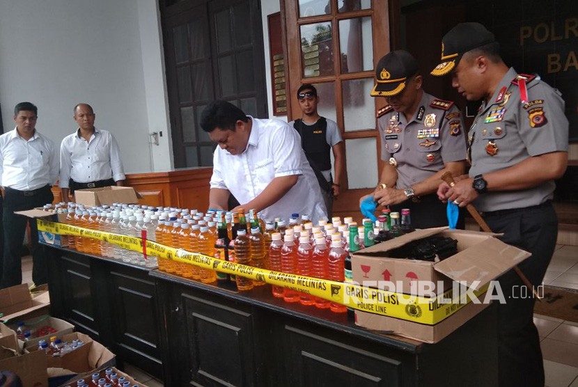 Kapolda Jawa Barat Irjen Pol Agung Budi Maryoto mengungkap kasus oplosan minuman keras di Polrestabes Bandung, Senin (9/4).