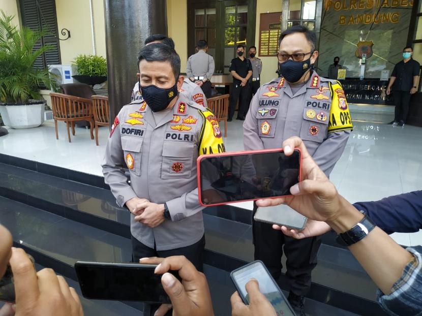 Kapolda Jawa Barat Irjen Pol Ahmad Dofiri memberikan keterangan kepada media tentang 12 orang anggota yang diduga melakukan penyalahgunaan narkoba. Salah satunya adalah Kapolsek Astana Anyar yang sudah dicopot jabatannya.