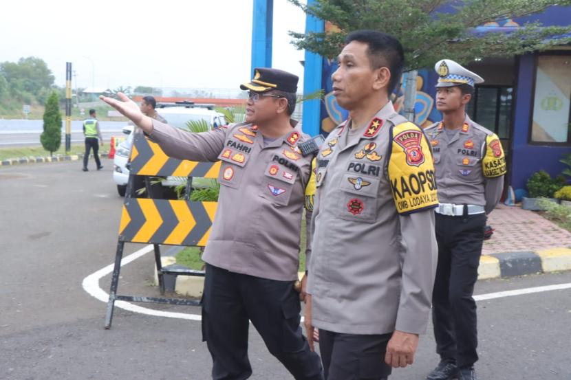Kapolda Jawa Barat, Irjen Pol Akhmad Wiyagus, melakukan peninjauan dan pengecekan Rest Area KM 130 A Tol Cipali, Kabupaten Indramayu, Senin (1/4/2024). 