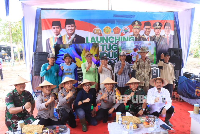 Kapolda Jawa Barat, Irjen Pol Akhmad Wiyagus, meluncurkan Gugus Tugas Polri untuk mendukung program Ketahanan Pangan Nasional, di Posko Ketahanan Pangan Blok Bantar Huni, Desa Mekarjaya, Kecamatan Gantar, Kabupaten Indramayu, Rabu (20/11/2024). 