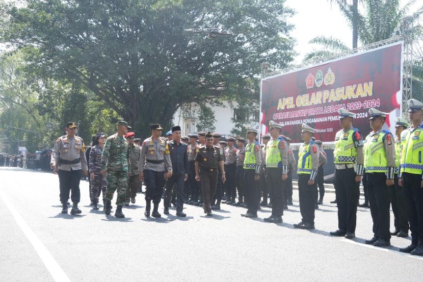 Kapolda Jawa Barat, Irjen Pol Dr Akhmad Wiyagus, didampingi Pj Gubernur Jabar Bey Triadi Machmudin, dan Pangdam III Siliwangi Mayjen TNI Erwin Djatmiko,  saat memeriksa pasukan pengamanan Pemilu 2024.