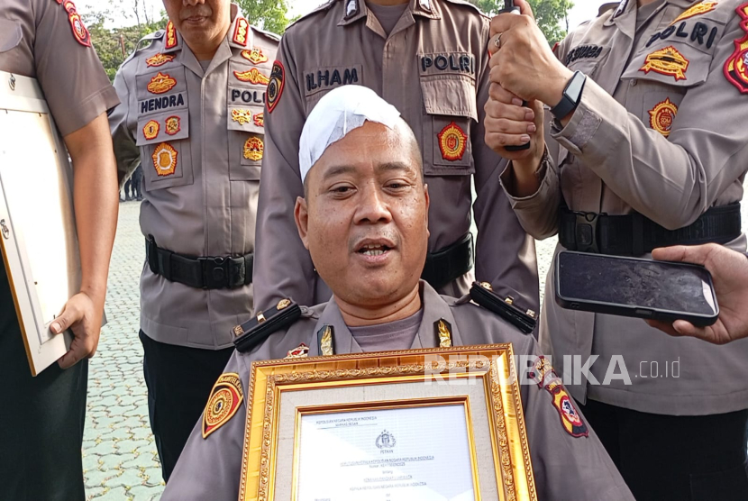 Kapolda Jawa Barat Irjen Pol Rudi Setiawan memberikan kenaikan pangkat luar biasa ke empat personel kepolisian yang bertugas saat aksi demonstrasi pada Jumat (29/8/2025) hingga Senin (1/9/2025).   Polisi tersebut ada yang mengalami luka di bagian kepala hingga harus diganti tempurung tengkorak menggunakan titanium. 