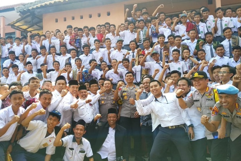 Kapolda Jawa Barat Irjen Pol Rudy Sufahriadi mengunjungi MAN 1 Kabupaten Sukabumi dan menilai pelajar disana anti radikalisme, Kamis (25/7).