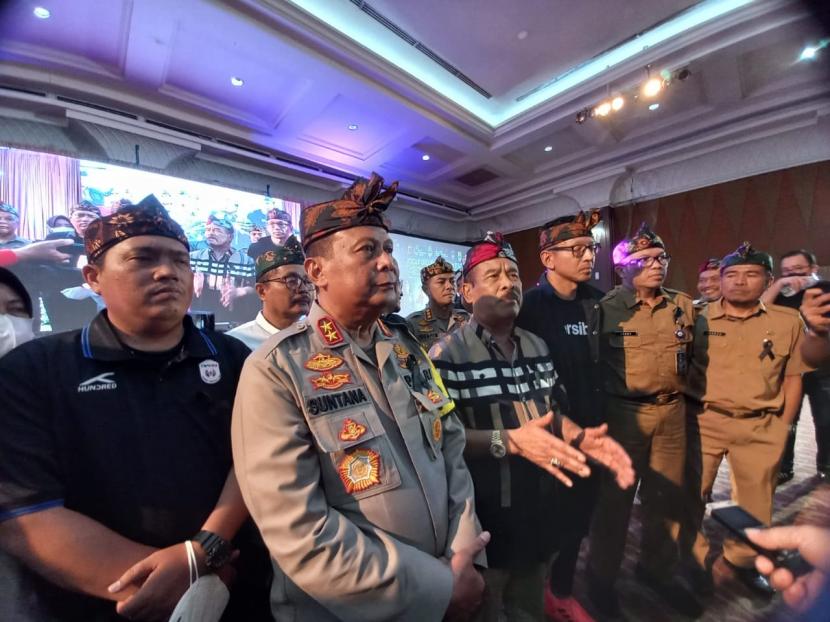 Kapolda Jawa Barat Irjen Pol Suntana bersama perwakilan bobotoh Persib Bandung, Komisaris PT PBB Umuh Muchtar dan Direktur Utama PT PBB Teddy Tjahjono melakukan deklarasi damai bersama di Hotel Grand Pasundan, Kota Bandung, Senin (10/10/2022). 