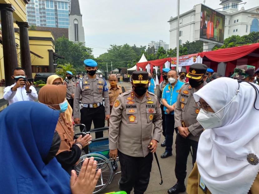 Kapolda Jawa Barat, Irjen Pol Suntana meninjau pelaksanaan vaksinasi Covid-19 di halaman Polrestabes Bandung, Senin (20/12). Para warga yang telah divaksin akan mendapatkan sembako.