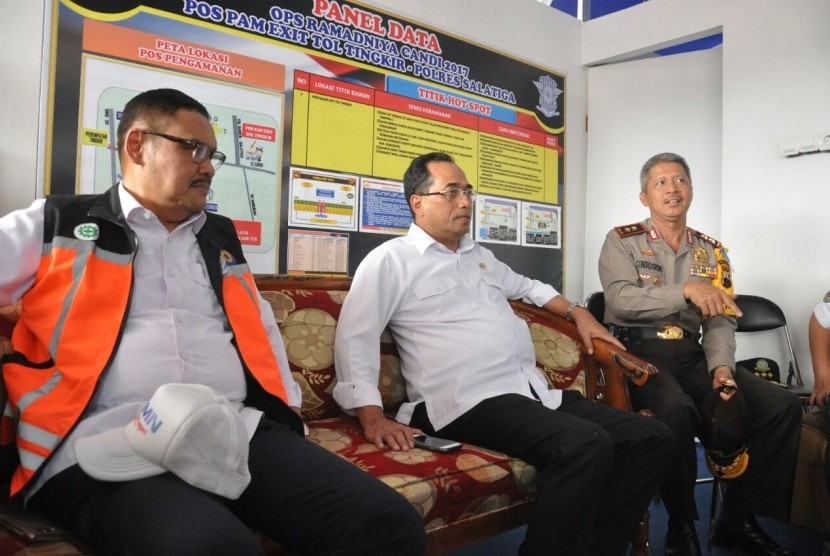 Kapolda Jawa Tengah, Irjen Condro Kirono berdiskusi dengan Menteri Perhubungan, Budi Karya Sumadi (tengah) saat meninjau pos pengamanan midil di exit tol Tingkir, Kota Salatiga, Kamis (29/6). 