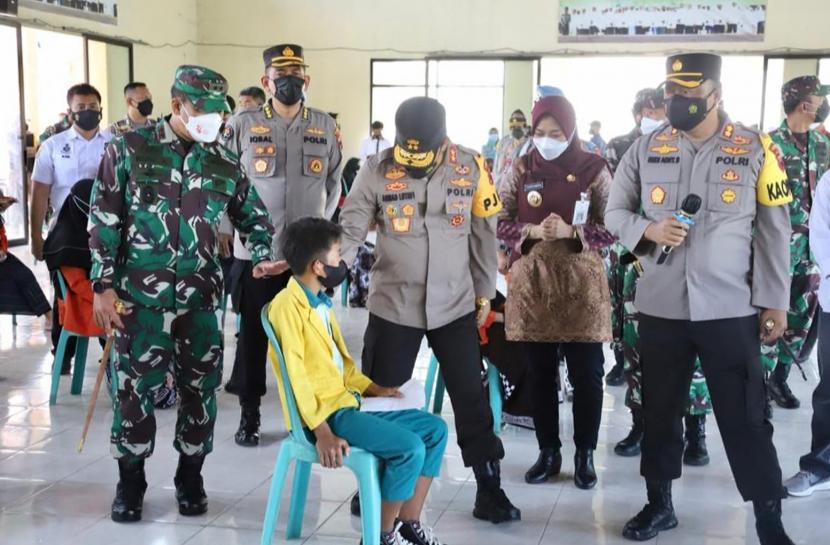 Kapolda Jawa Tengah, Irjen Pol Ahmad Luthfi dan Pangdam IV/Diponegoro, Mayjen TNI Rudianto saat meninjau sentra vaksinasi Covid-19 di gedung IPHI Kecamatan Dempet, Kabupaten Demak, saat melakukan safari ke Demak dan Grobogan, Kamis (30/9).