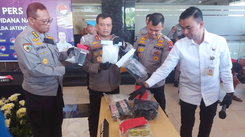  Kapolda Jawa Tengah, Irjen Pol Ahmad Luthfi (dua dari kiri), menunjukkan barang bukti paket sabu yang diungkap jajaran Ditresnarkoba Polda Jawa Tengah, pada konferensi pers di Lobi Mapolda Jateng, Senin (31/7/2023). 