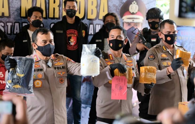 Kapolda Jawa Tengah, Irjen Pol Ahmad Luthfi (kiri) menunjukkan barang bukti sabu sabu hasil pengungkapan Satresnarkoba Polrestabes Semarang, di Mapolrestabes Semarang, Senin (13/12).