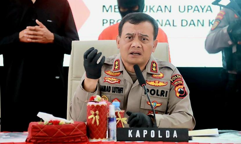  Kapolda Jawa Tengah, Irjen Pol Ahmad Luthfi, memberikan keterangan kepada awak media saat digelar jumpa pers pengungkapan kasus Tindak Pidana Perdagangan Orang (TPPO) di Mapolres Pemalang, Jawa Tengah, Rabu (7/6).
