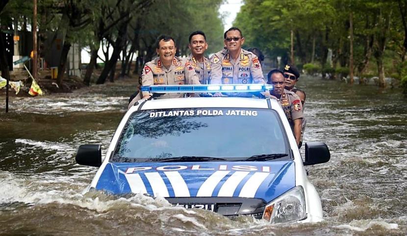 Kapolda Jawa Tengah, Irjen Pol Ahmad Luthfi, meninjau kawasan genangan banjir di pantai Marina Semarang, dengan menggunakan kendaraan bak terbuka, Selasa (3/1).