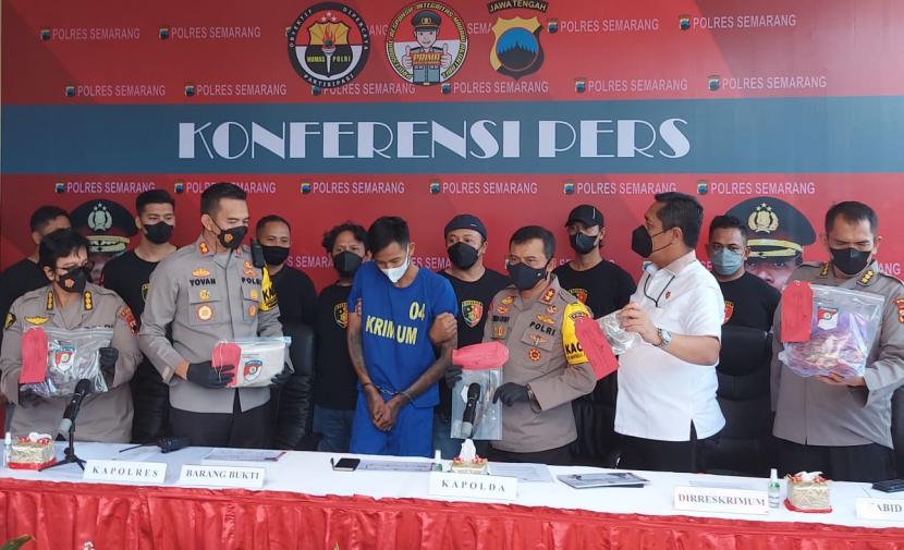 Polisi menunjukkan tersangka Imam Sobari dan barang bukti kasus pembunuhan dan mutilasi dalam jumpa pers yang digelar di lobi Mapolres Semarang, di Ungaran, kabupaten Semarang, Selasa (26/7/2022).