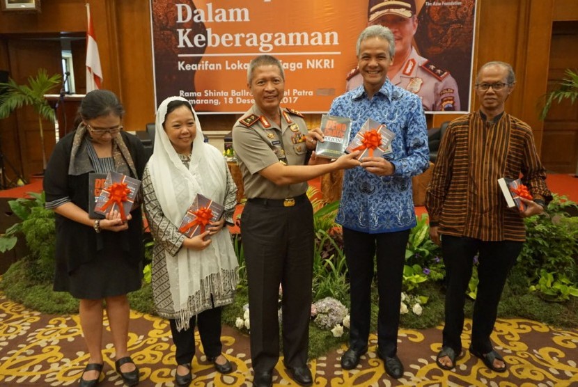 Kapolda Jawa Tengah Irjen Pol Condro Kirono (tengah) berpose dengan Gubernur Jawa Tengah Ganjar Pranowo (kedua dari kanan) usai acara bedah buku di gedung Rama Shinta, Hotel Patra Jasa,  Semarang, Senin (18/12). 