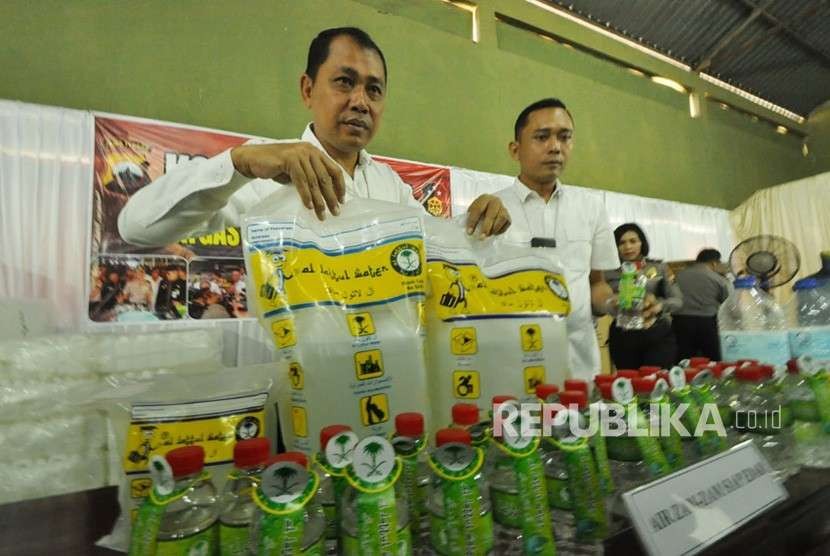 Anggota Ditrekrimsus Polda Jawa Tengah menunjukkan barang bukti produk air zam zam palsu kepada wartawan di kantor Ditreskrimsus Polda Jawa Tengah, Rabu (8/8). 