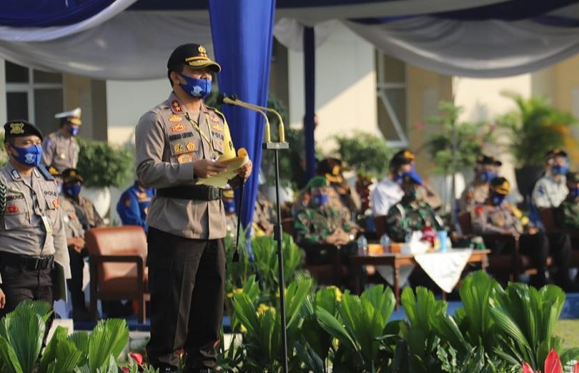 Kapolda Jawa Tengah, Irjen Pol Drs Ahmad Luthfi saat memimpin Apel Gelar Pasukan Operasi Patuh Candi 2020, di halaman Mapolda Jawa Tengah, di Semarang, Kamis (23/7). (ilustrasi)