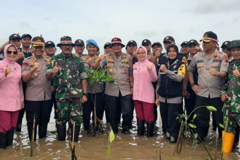 Kapolda Jawa Tengah Irjen Pol Rycko Amelza Dahniel bersama dengan Pangdam IV/ Diponegoro, Mayjen TNI Mochammad Effendi serta perangkat daerah melaksabakan  penanaman 1 juta mangrove, pantai Pungkruk, wilayah Desa Mororejo, Kecamatan Mlonggo, Kabupaten Jepara, Jawa Tengah, Jumat (21/2).        