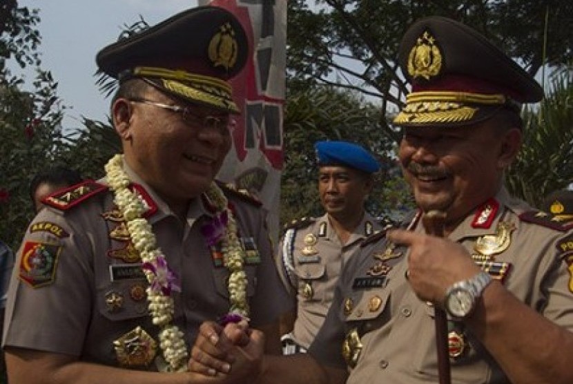 Kapolda Jawa Timur Irjen Anton Setiadji (kanan) saat sertijab dengan Kapolda Jatim lama.