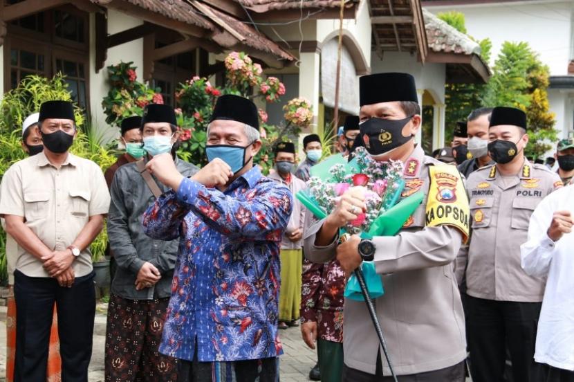 Kapolda  Jawa Timur Irjen Pol Dr Nico Afinta. Kepolisian Daerah Jawa Timur segera melakukan koordinasi dengan Pemerintah Provinsi setempat, Kodam V/Brawijaya dan Satgas COVID-19 terkait pemberlakuan Pembatasan Sosial Berskala Besar (PSBB) di beberapa daerah di Pulau Jawa dan Bali pada 11-25 Januari 2021.