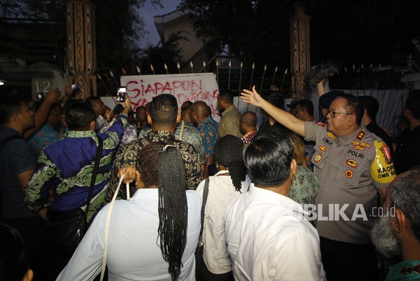 Kapolda Jawa Timur Irjen Pol Luki Hermawan (kanan) meminta wartawan untuk mundur saat rombongan Gubernur Papua mengunjungi asrama mahasiswa Papua di Jalan Kalasan, Surabaya, Jawa Timur, Selasa (27/8/2019). 