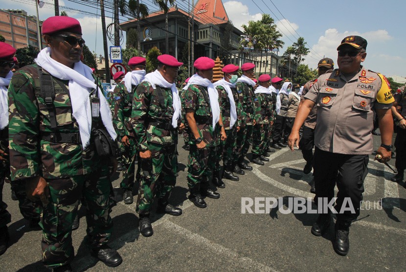 Kapolda Jawa Timur Irjen Pol Luki Hermawan (kanan) meninjau personel pengamanan unjuk rasa di depan gedung DPRD Jawa Timur, Surabaya, Jawa Timur, Kamis (26/9/2019).