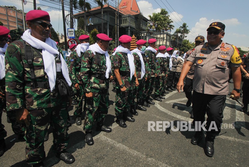 Kapolda Jawa Timur Irjen Pol Luki Hermawan (kanan)