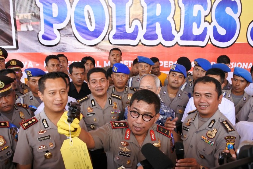 Kapolda Jawa Timur Irjen Pol Machfud Arifin (tengah)