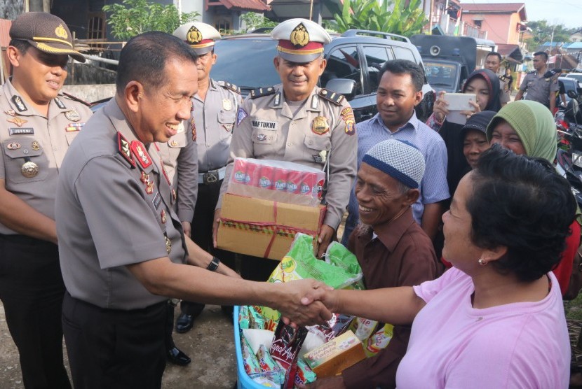 Kapolda Kaltim Irjen Pol Safaruddin memberikan secara langsung bantuan berupa sembako dan tali asih kepada korban longsor.