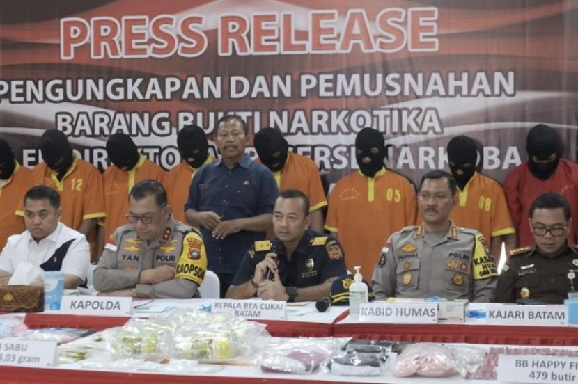 Kapolda Kepulauan Riau Irjen Pol Yan Fitri Halimansyah (kedua kiri) dan Kepala Bea Cukai Batam Rizal (ketiga kanan) dalam konferensi pers terkait pengungkapan dan pemusnahan narkotika, di Batam, Selasa (30/1/2024).