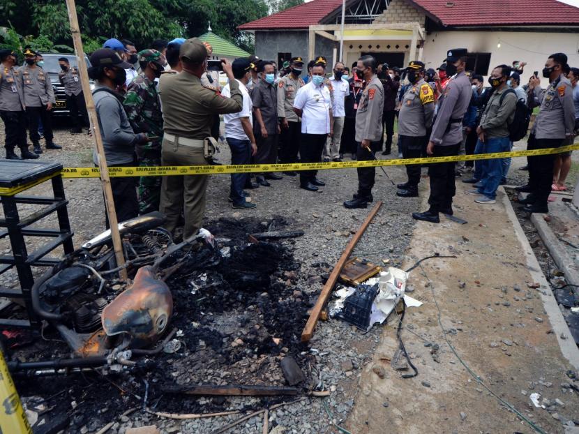 Kapolda Lampung Irjen Pol Hendro Sugiatno (lima kanan) bersama Bupati Lampung Selatan Nanang Ermanto (enam Kanan) meninjau Maposek Candipuro yang dibakar oleh massa di Desa Titi Wangi, Candipuro, Lampung Selatan, Lampung, Rabu (19/5/2021). Aksi pembakaran Mapolsek Candipuro oleh massa yang terjadi pada Selasa (18/05/2021) malam diduga dipicu kekesalan warga atas maraknya kasus kriminal pencurian dengan kekerasan atau begal di wilayah hukum Polsek tersebut yang tidak terungkap.