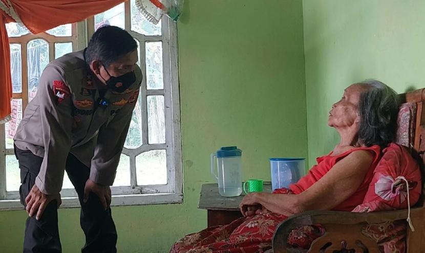 Kapolda Lampung Irjen Pol Hendro Sugiatno mengunjungi nenek-nenek yang hidup sebatang kara dan membagikan sembako  di Desa Adi Mulyo, Kabupaten Mesuji, Lampung. 