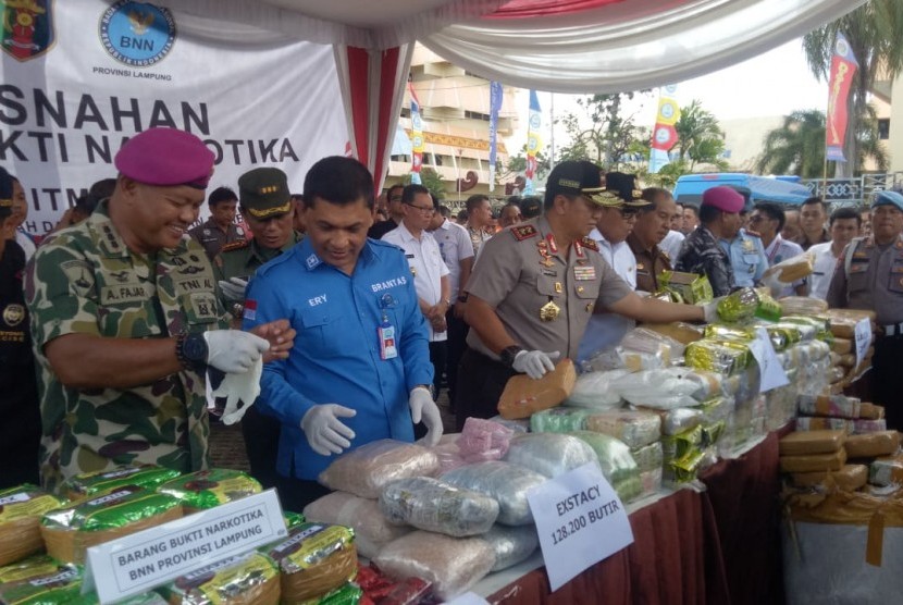 Kapolda Lampung Irjen Pol Purwadi Arianto memusnahkan sejumlah narkoba hasil sitaan poldan dan BNN Provimsi Lampung di Bamdar Lampung, Rabu (18/12).  