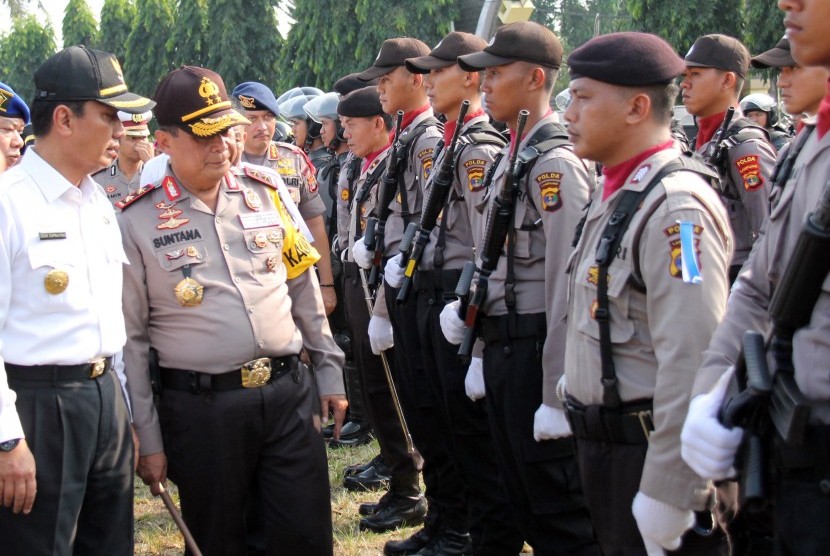  Kapolda Lampung Irjen Suntana (kedua kiri) bersama Pelaksana Tugas Gubernur Lampung Didik Suprayitno (kiri) memeriksa pasukan dan kendaraan dinas saat Apel Gelar Pasukan Operasi Ketupat Krakatau 2018 di lapangan Korpri Provinsi Lampung, Lampung, Rabu (6/6). 