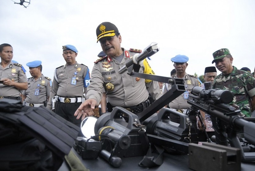 Kapolda Lampung Irjen Suroso Hadi Siswoyo melakukan pemeriksaan senjata saat apel pasukan Operasi Lilin Krakatau 2017 di Lapangan Korpri, Bandar Lampung, Lampung, Kamis (21/12)