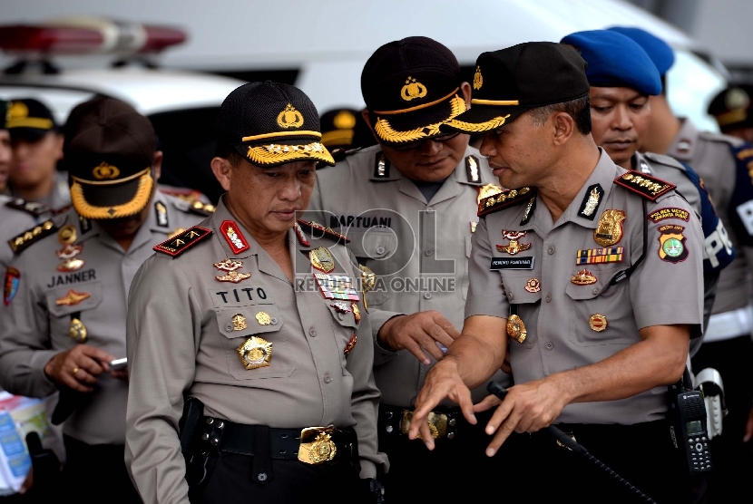 Kapolda Metro Irjen Tito Karnavian ( kiri) memimpin konsolidasi pengamanan jelang Final Piala Presiden di kawasan Gelora Bung Karno, Jakarta, Sabtu (17/10).  (Republika/Wihdan)